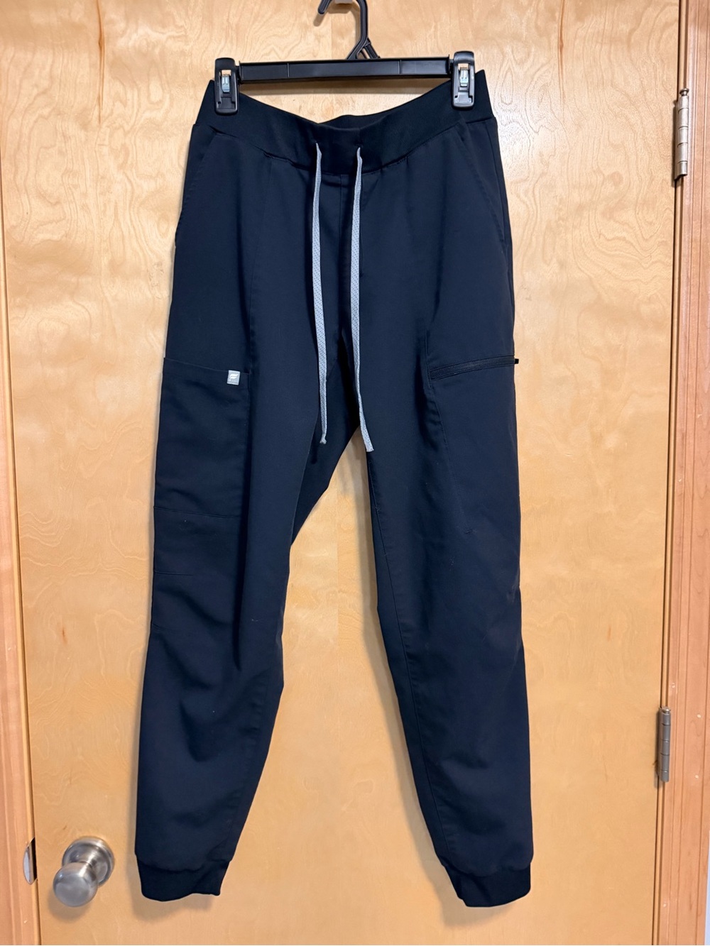 Women’s Fabletics Black Jogger Pants Scrubs - Medium - super nice